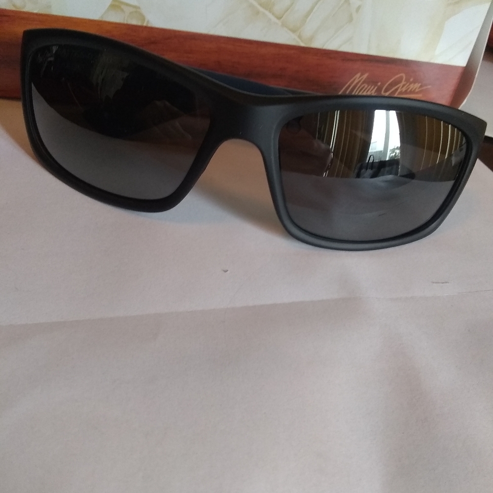 Black Maui Jim sport Suns